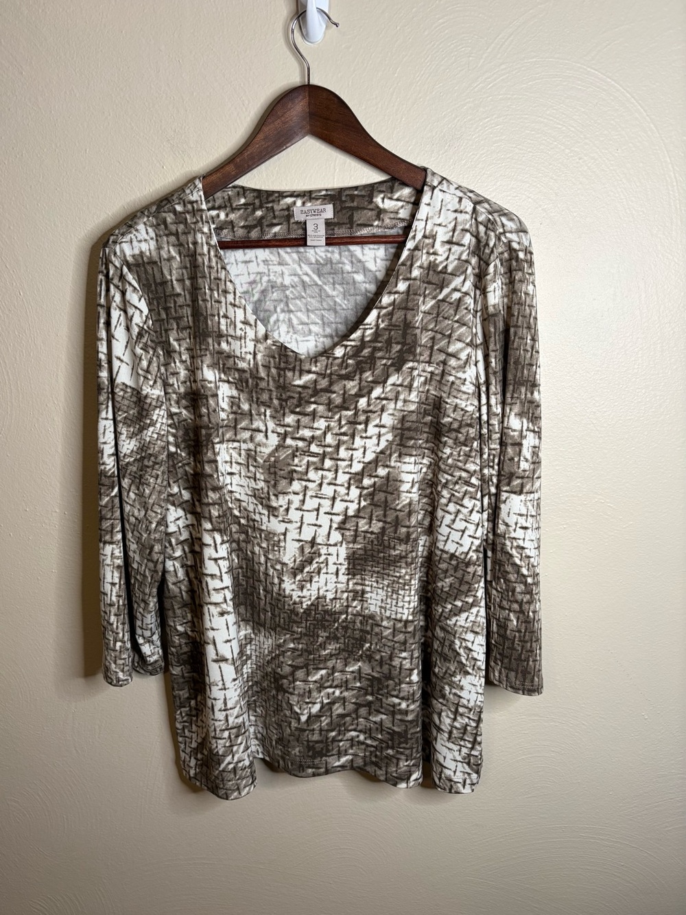 Easywear by Chico's Top Women 3 Gray White Abstract V-Neck 3/4 Sleeve Modern USA - Picture 2 of 10